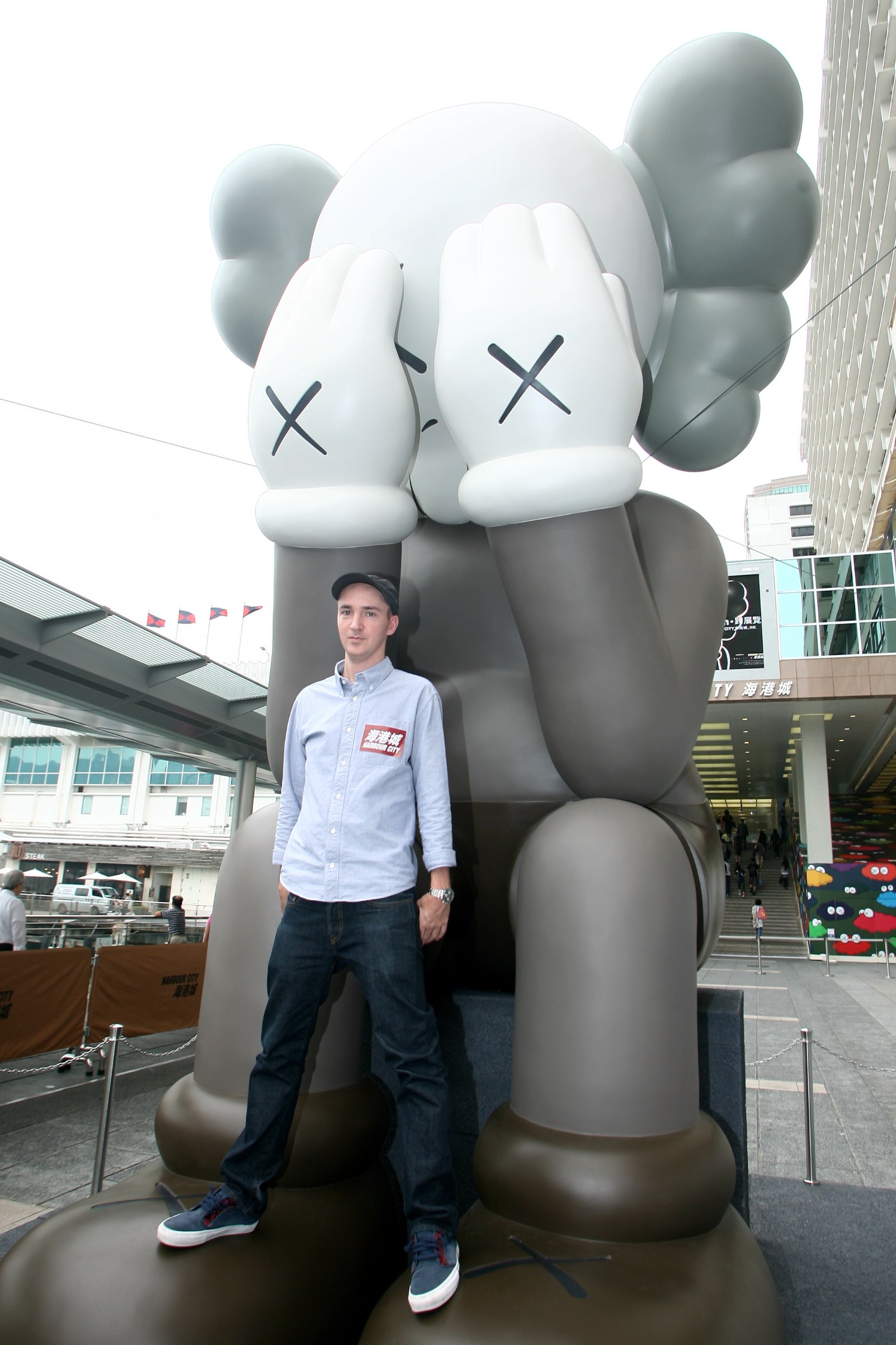 KAWS: Monumental Sculpture CLEAN SLATE takes us to a new stage of life 
