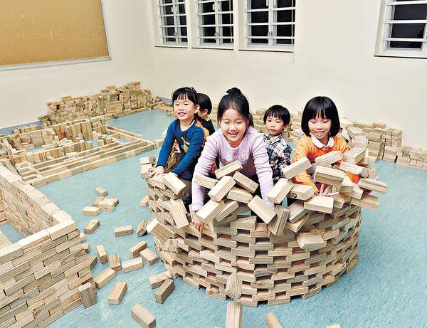 家長建遊樂場 木磚引發創意