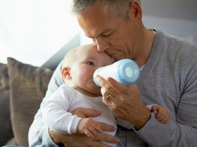 嬰兒健康，間接受到父親年齡所影響。